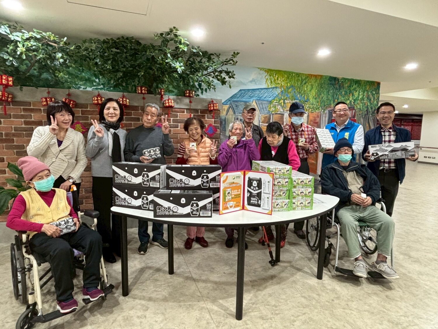 「戴錫欽」暖心送愛長者 辦公室主任訪 紅心字會 為長輩送暖補充營養 寒冬送暖,臺北市議會戴錫欽議長辦公室主任林伯修、臺北市食仙扶輪社社長高嘉鴻,前往紅心字會辦理的信義老人服務暨日照中心(廣慈、達仁)進行關懷。(圖/紅心字會 提供)