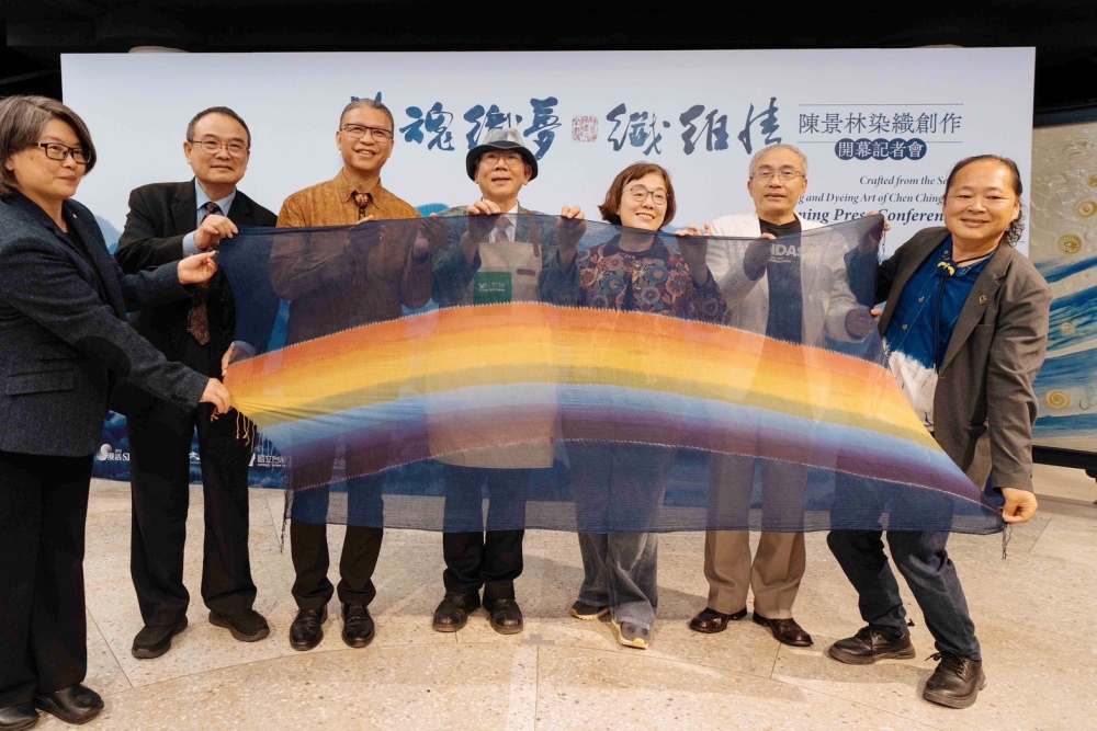 織出一段纖維與色的共舞 陳景林染魂織夢個展獲好評 織出一段纖維與色的共舞 陳景林染魂織夢個展獲好評