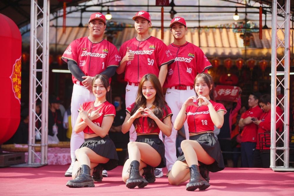 全世界永靖人的家庭日 「謝平安家年華」萬人齊聚呷平安 29 02%E5%91%B3%E5%85%A8%E9%BE%8D%E7%90%83%E5%93%A1%E9%99%B3%E5%AD%90%E8%B1%AA%E3%80%81%E9%99%B3%E5%86%A0%E5%81%89%E3%80%81%E6%9D%8E%E8%87%B4%E9%9C%96%E8%88%87%E5%B0%8F%E9%BE%8D%E5%A5%B3%E6%9D%8E%E5%A4%9A%E6%85%A7%E3%80%81%E5%8F%A3%E6%B0%B4%E3%80%81%E5%BC%B5%E6%99%B4%E7%8F%BE%E8%BA%AB%E3%80%8C%E6%B0%B8%E9%9D%96%E8%AC%9D%E5%B9%B3%E5%AE%89%E5%AE%B6%E5%B9%B4 1