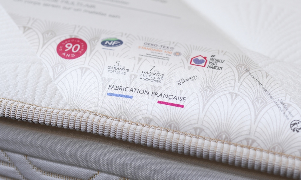 進口床墊的「產地盲區」:如何辨識你買到的是「品牌」還是「真正的歐洲製造」? Epeda 100% 法國原裝製造 25 02%E6%B6%88%E8%B2%BB%E8%80%85%E8%B2%B7%E5%88%B0%E7%9A%84%E6%AF%8F%E4%B8%80%E5%BC%B5 Epeda %E5%BA%8A%E5%A2%8A%EF%BC%8C%E9%83%BD%E6%98%AF%E5%BE%9E%E6%B3%95%E5%9C%8B%E5%B7%A5%E5%BB%A0%E7%9B%B4%E6%8E%A5%E5%8E%9F%E5%B0%81%E4%B8%8D%E5%8B%95%E5%9C%B0%E9%81%8B%E9%80%81%E5%88%B0%E5%8F%B0%E7%81%A3