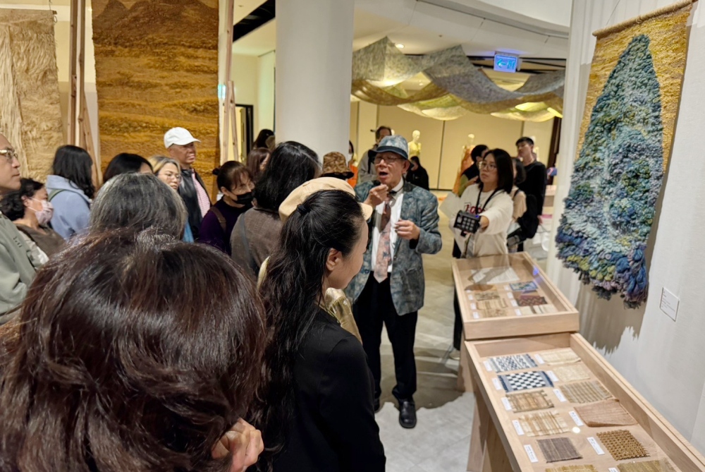 織出一段纖維與色的共舞 陳景林染魂織夢個展獲好評 5 02%E9%99%B3%E6%99%AF%E6%9E%97%E6%9F%93%E9%AD%82%E7%B9%94%E5%A4%A2%E5%80%8B%E5%B1%95%E7%8D%B2%E5%A5%BD%E8%A9%95