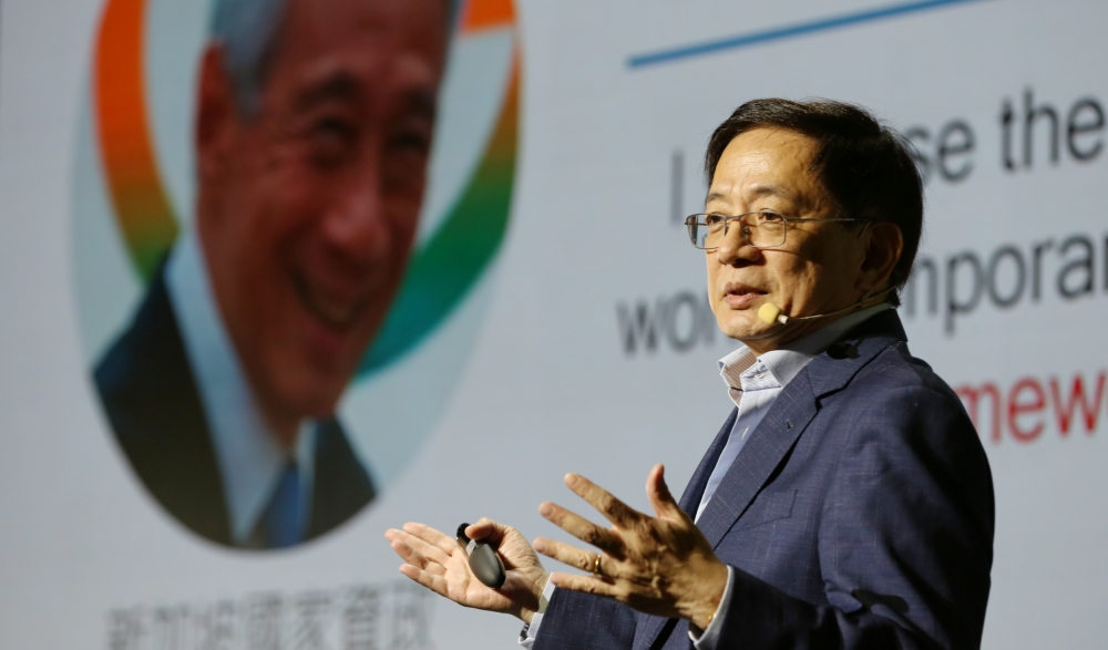 邁入第三年!「知識跨年」年度論壇:一場跨越政治與科技的思維盛宴 14 02%E9%A6%96%E5%A0%B4%E8%AD%B0%E7%A8%8B%E4%B8%AD%EF%BC%8C%E5%89%8D%E8%87%BA%E5%A4%A7%E6%A0%A1%E9%95%B7 %E7%AE%A1%E4%B8%AD%E9%96%94 %E6%8C%87%E5%87%BA%E8%87%BA%E7%81%A3%E9%A0%88%E4%BB%A5%E8%87%AA%E4%B8%BB%E3%80%81%E9%9D%88%E6%B4%BB%E8%88%87%E5%89%8D%E7%9E%BB%E6%88%B0%E7%95%A5%EF%BC%8C%E5%9B%9E%E6%87%89%E4%B8%AD%E7%BE%8E%E5%8D%9A