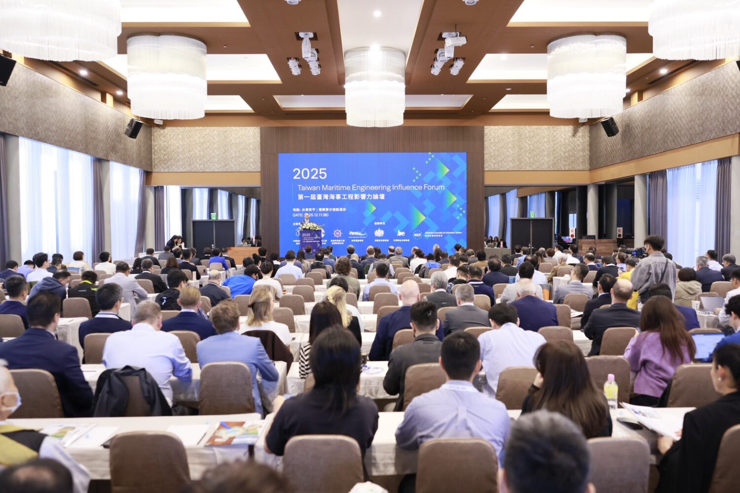 2025 第一屆臺灣海事工程影響力論壇隆重登場 打造臺灣邁向「有能海洋國家」的行動藍圖 論壇聚焦藍色政策發展韌性等關鍵議題,共同勾勒臺灣邁向有能海洋國家的發展藍圖。(圖/2025 第一屆臺灣海事工程影響力論壇 提供)