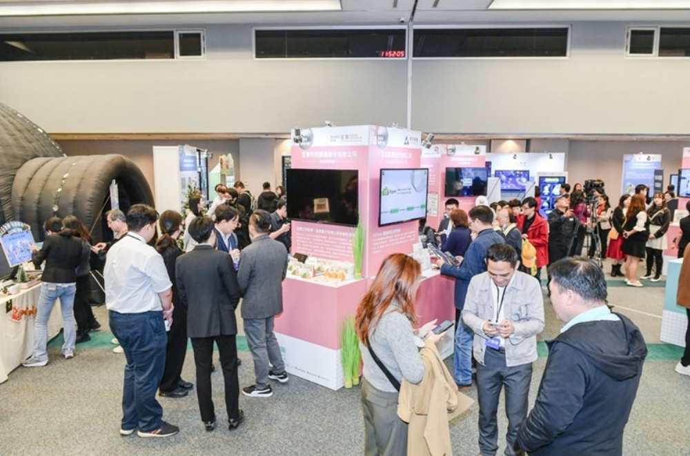 AI與5G應用 協助中小企業數位轉型及創新 5 02AI%E8%88%875G%E6%87%89%E7%94%A8%E5%8D%94%E5%8A%A9%E4%B8%AD%E5%B0%8F%E4%BC%81%E6%A5%AD%E6%95%B8%E4%BD%8D%E8%BD%89%E5%9E%8B%E5%8F%8A%E5%89%B5%E6%96%B0 2