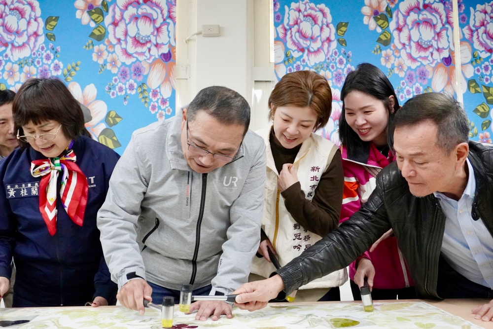 新北第八、第九座哈客館同步啟用 三重、板橋中山雙館亮相擴大都會客家文化能量 6 03%E4%BE%AF%E5%8F%8B%E5%AE%9C%E5%B8%82%E9%95%B7%E5%B7%A62%E8%88%87%E5%AE%A2%E5%AE%B6%E4%BA%8B%E5%8B%99%E5%B1%80%E5%8A%89%E5%86%A0%E5%90%9F%E5%B1%80%E9%95%B7%E5%8F%B33%E5%8F%8A%E8%B2%B4%E8%B3%93%E9%AB%94%E9%A9%97%E6%A4%8D%E7%89%A9%E6%A7%8C%E6%9F%93