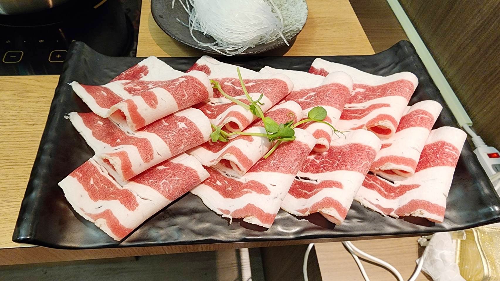 滋立鍋物進駐微風主題餐廳區開幕!百年「南北貨」底蘊與獨家「燕窩乾杯」,引領台北火鍋新風潮 28 03%E6%BB%8B%E7%AB%8B%E9%8D%8B%E7%89%A9%E9%80%B2%E9%A7%90%E5%BE%AE%E9%A2%A8%E4%B8%BB%E9%A1%8C%E9%A4%90%E5%BB%B3%E5%8D%80%E9%96%8B%E5%B9%95