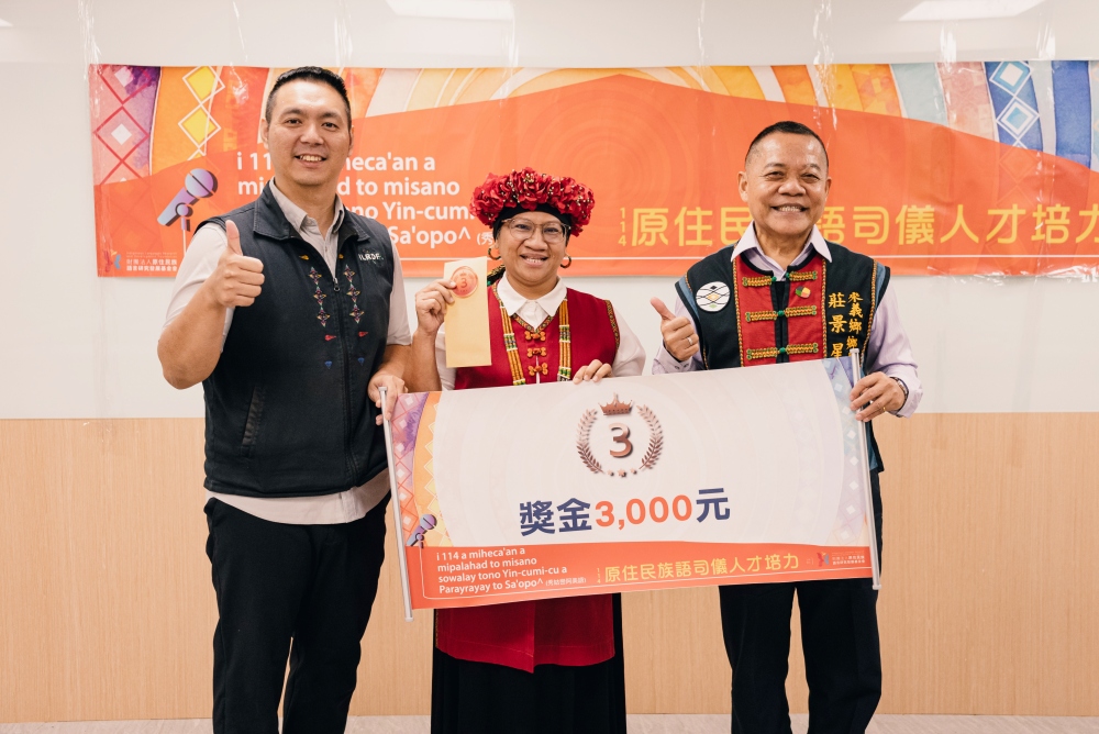 114年原住民族語司儀人才培力單一語言班(排灣族語)圓滿結業!讓族語站上舞台、走進生活,得以持續傳承與發展 16 03%E7%AC%AC%E4%B8%89%E5%90%8D%E5%AD%B8%E5%93%A1 paules %E9%BB%83%E6%83%A0%E7%B4%85 %E4%BB%A5%E6%B8%85%E6%99%B0%E7%9A%84%E8%AA%9E%E8%AA%BF%E7%A9%A9%E5%81%A5%E7%9A%84%E5%8F%8D%E6%87%89%E8%88%87%E5%85%B7%E9%AD%85%E5%8A%9B%E7%9A%84%E6%97%8F%E8%AA%9E%E8%A1%A8%E9%81%94%E7%8D%B2%E5%BE%97%E8%A9%95%E5%AF%A9%E9%9D%92