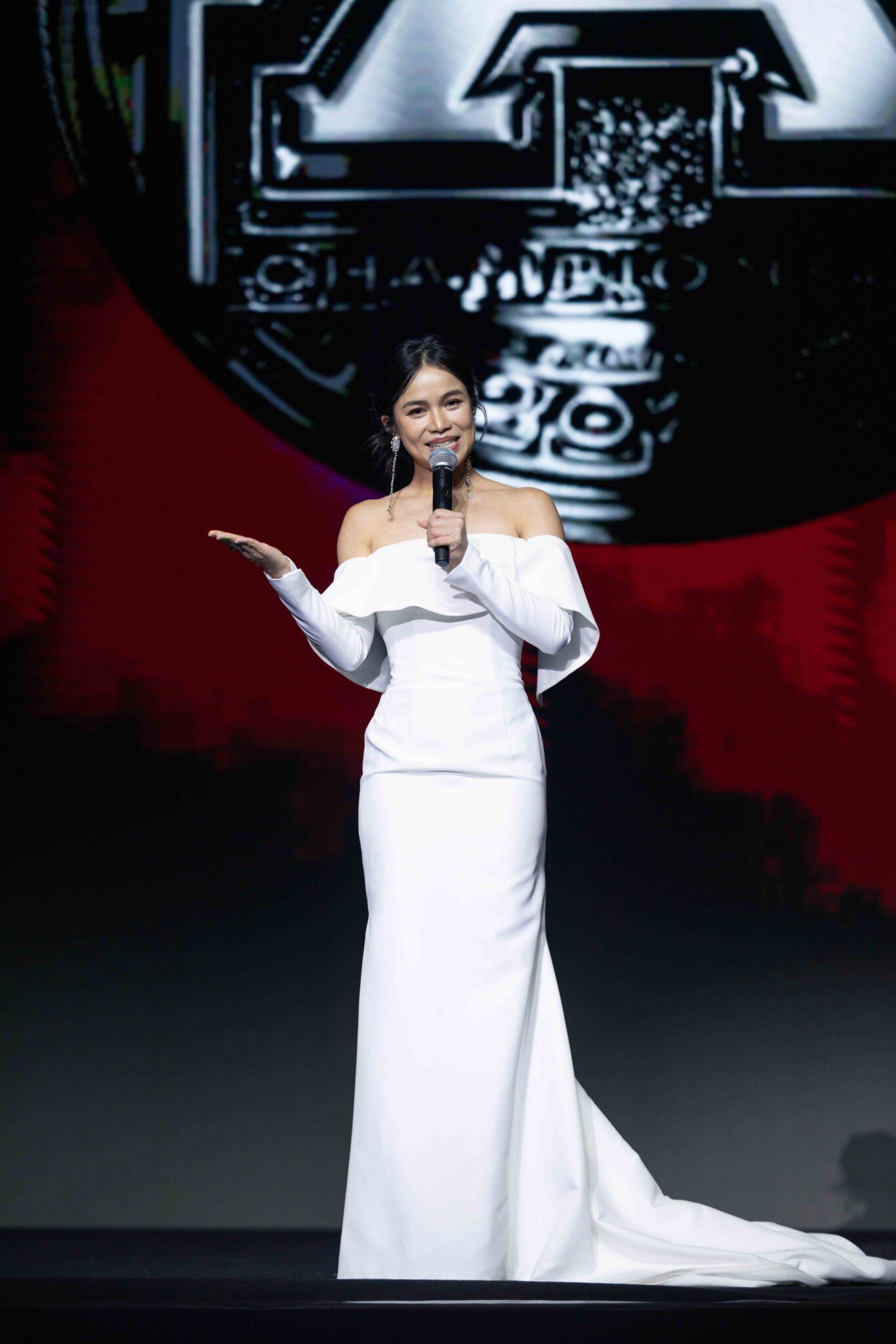 林芯儀化身白色歌姬 壓軸登上 IFBB PRO 亞錦賽舞台演唱 林芯儀化身白色歌姬 壓軸登上 IFBB PRO 亞錦賽舞台演唱