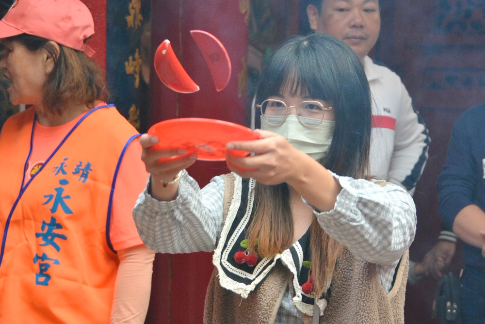 全世界永靖人的家庭日 「謝平安家年華」萬人齊聚呷平安 32 04%E6%B0%91%E7%9C%BE%E6%96%BC%E6%B0%B8%E5%AE%89%E5%AE%AE%E5%8F%83%E8%88%87%E3%80%8C%E6%93%B2%E7%AD%8A%E6%8C%91%E6%88%B0%E8%B3%BD%E3%80%8D%EF%BC%8C%E8%A6%AA%E6%89%8B%E6%93%B2%E7%AD%8A%E5%90%91%E7%A5%9E%E6%98%8E%E7%A5%88%E7%A6%8F%EF%BC%8C%E6%84%9F%E5%8F%97%E6%B0%B8%E9%9D%96%E6%AD%B2%E6%9C%AB%E8%AC%9D%E5%B9%B3%E5%AE%89%E7%9A%84%E5%82%B3%E7%B5%B1%E4%BF%A1