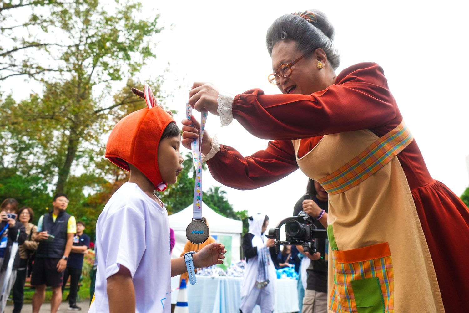 小公視動物園公益路跑 3500位大小朋友為保育動物而跑 百人動物扮裝團加油 小公視動物園公益路跑 3500位大小朋友為保育動物而跑 百人動物扮裝團加油