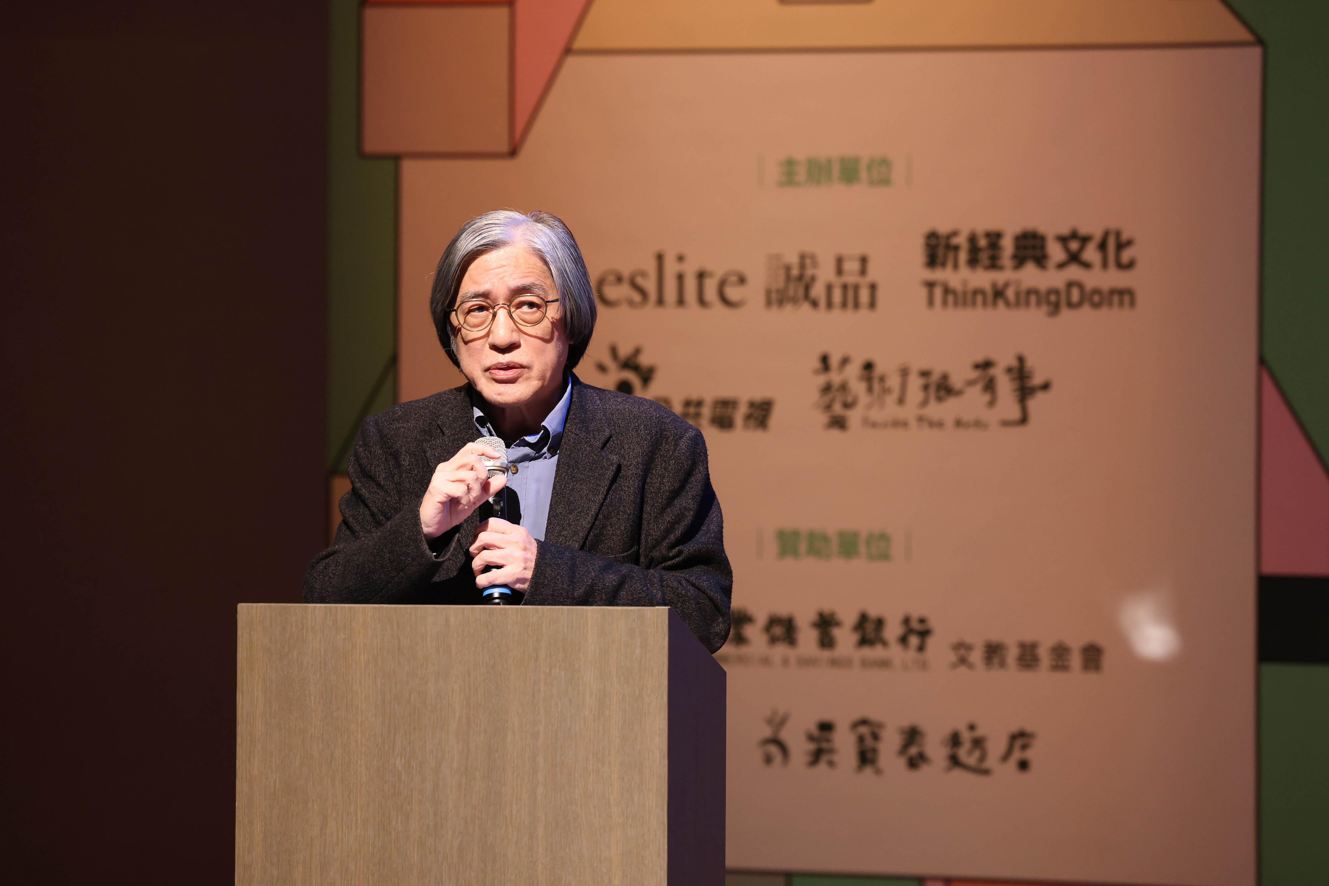 用閱讀跨年 迎向2026年 十大藝文名家共談時間的淬鍊 用閱讀跨年 迎向2026年 十大藝文名家共談時間的淬鍊