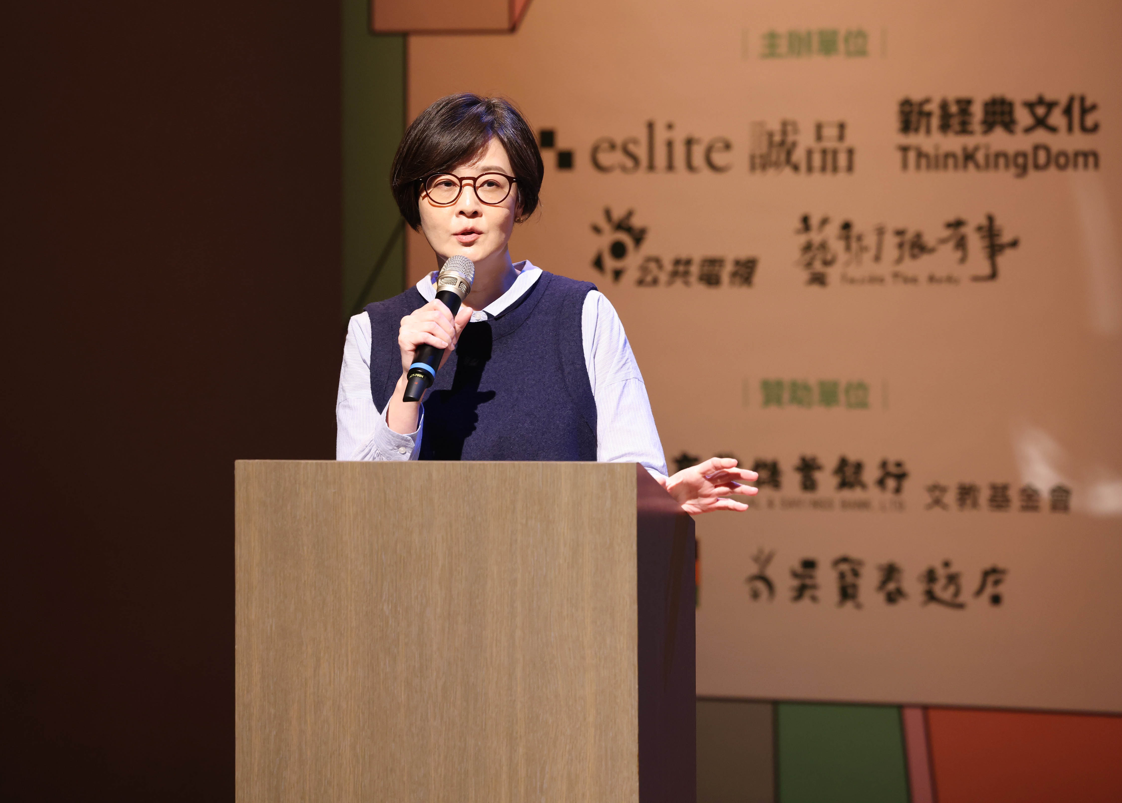 用閱讀跨年 迎向2026年 十大藝文名家共談時間的淬鍊 用閱讀跨年 迎向2026年 十大藝文名家共談時間的淬鍊