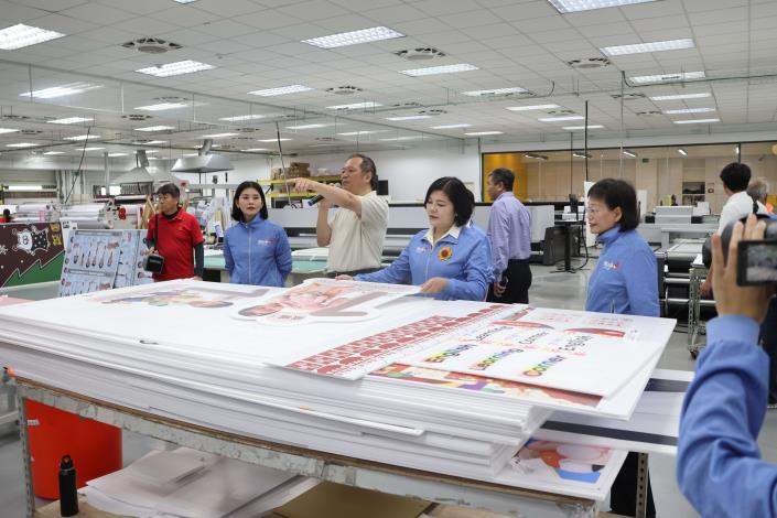 以企業創新與前瞻思維激發縣府團隊向前邁進 雲縣府主管健豪印刷公司見學 廠區參觀