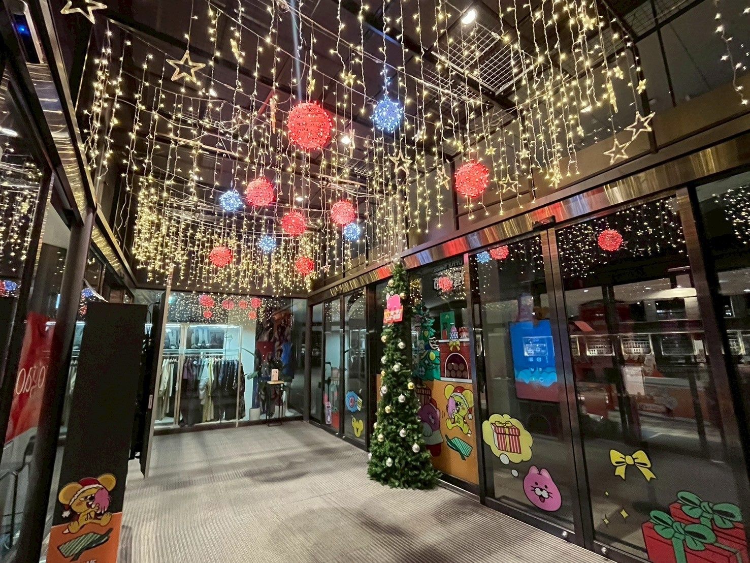 台北化身耶誕光影城!16大百貨聯手點亮街區 每週展演、集章抽獎浪漫玩到年底 台北化身耶誕光影城!16大百貨聯手點亮街區 每週展演、集章抽獎浪漫玩到年底