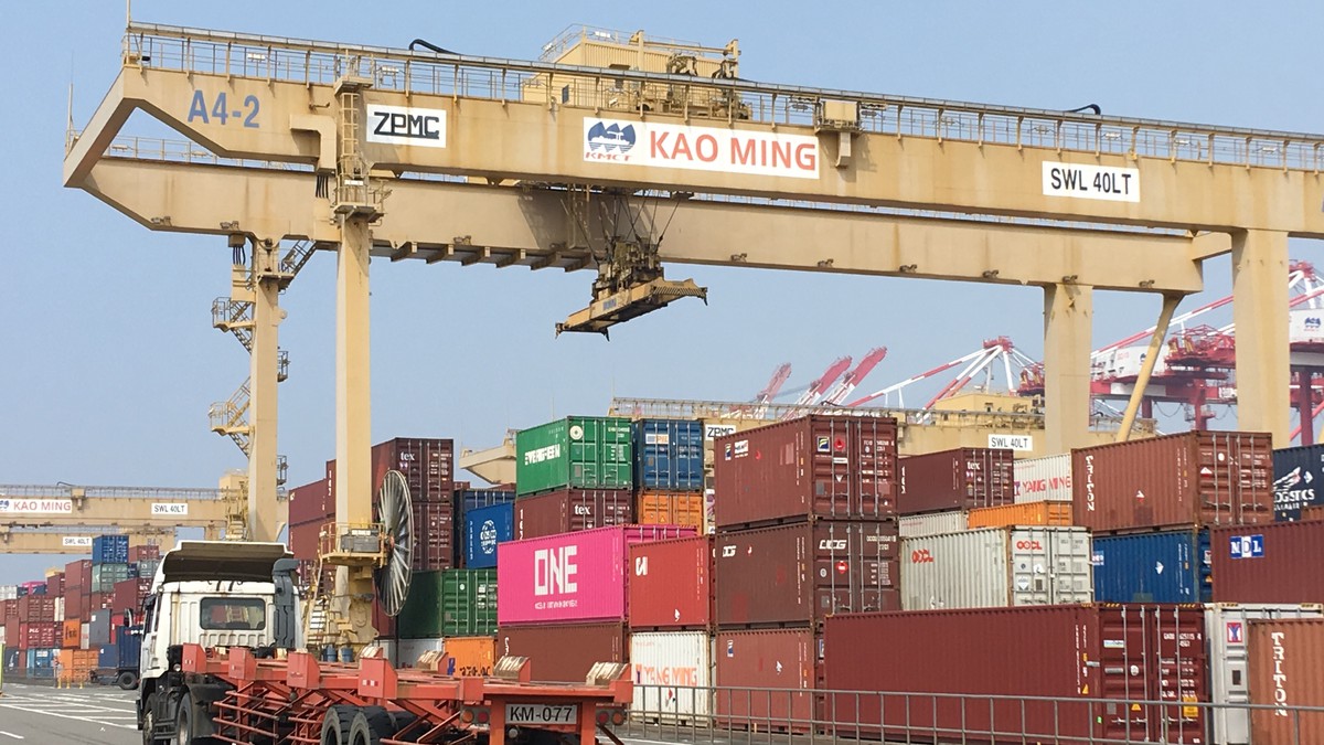 運價回跌拖累貨櫃三雄！長榮 11 月營收走弱 法人：下月有望見「趕出貨潮」支撐