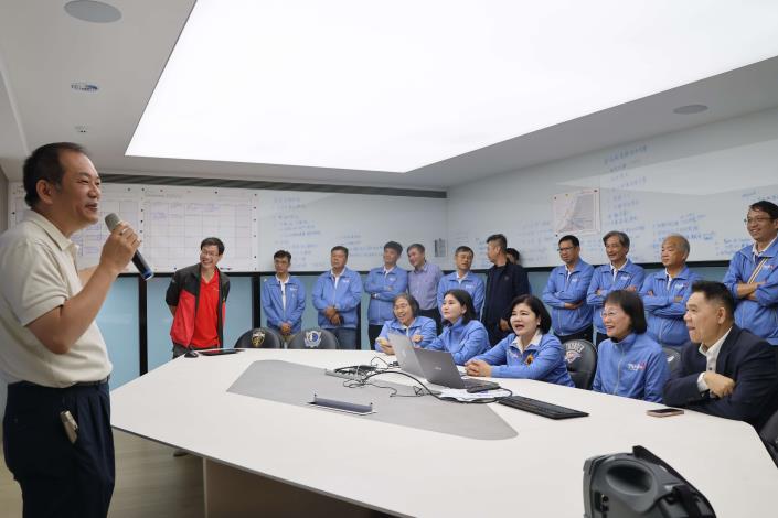 以企業創新與前瞻思維激發縣府團隊向前邁進 雲縣府主管健豪印刷公司見學 健豪印刷總經理張訓嘉說明公司轉型歷程