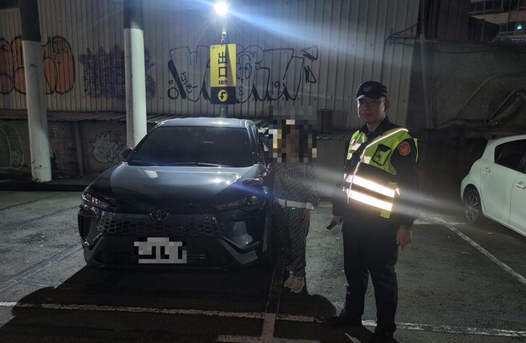 迷路兩小時只為找車!暖警一步步陪同協尋 婦人感動直呼「太貼心」 迷路兩小時只為找車!暖警一步步陪同協尋 婦人感動直呼「太貼心」
