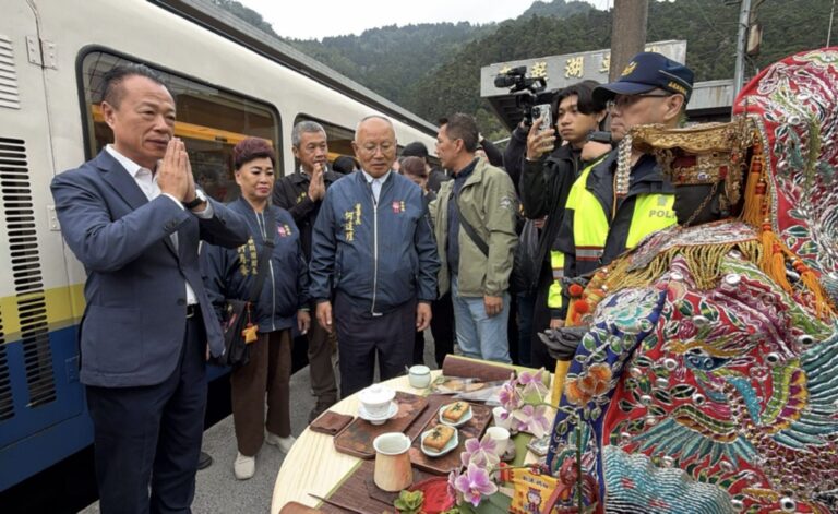 媽祖首搭林鐵「栩悅號」阿里山迎曙光　翁章梁接駕祈福
