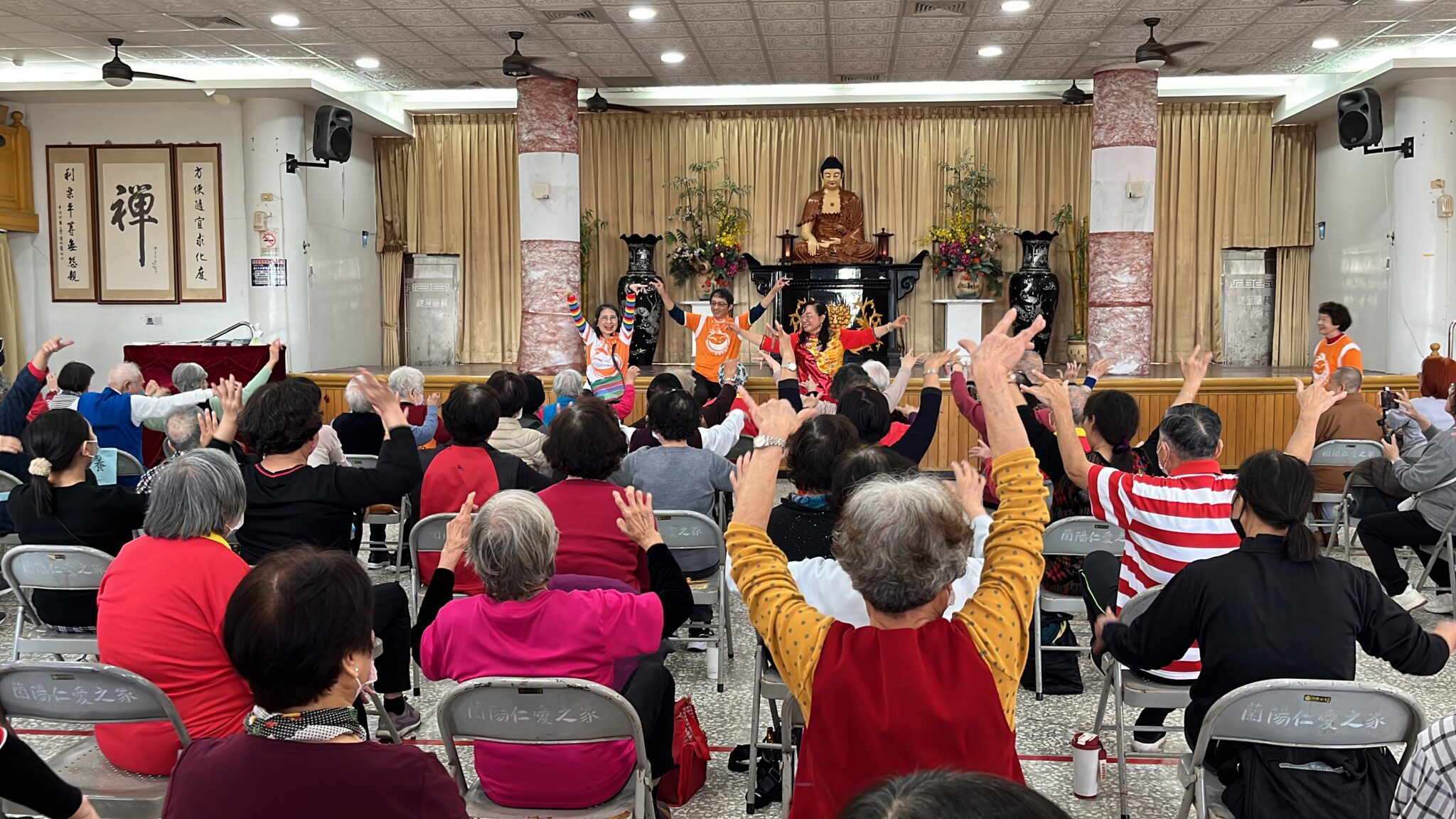 中天寺、公益團體陪伴長者 天天哈樂DAY 蘭陽仁愛之家歌舞表演 現場氣氛熱絡歡笑聲不斷 中天寺、公益團體陪伴長者 天天哈樂DAY 蘭陽仁愛之家歌舞表演 現場氣氛熱絡歡笑聲不斷