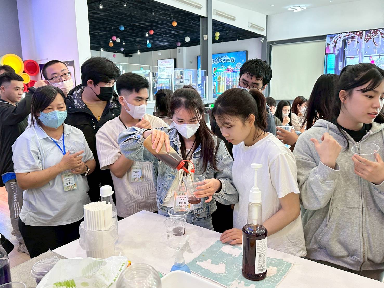 嘉義縣政府帶著青年走進企業 透過「親眼看、親耳聽、現場問」 幫助青年認識職場樣貌 為踏入社會做好準備 嘉義縣政府帶著青年走進企業 透過「親眼看、親耳聽、現場問」 幫助青年認識職場樣貌 為踏入社會做好準備