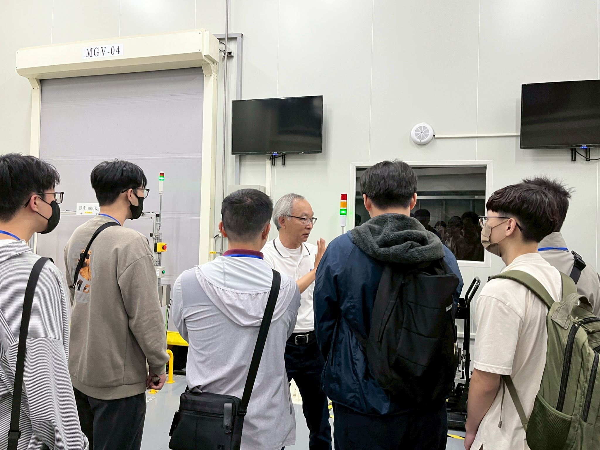 嘉義縣政府帶著青年走進企業 透過「親眼看、親耳聽、現場問」 幫助青年認識職場樣貌 為踏入社會做好準備 嘉義縣政府帶著青年走進企業 透過「親眼看、親耳聽、現場問」 幫助青年認識職場樣貌 為踏入社會做好準備