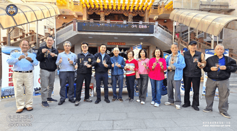 神力警力合體守臺中 第一分局推復古桌曆與「反詐小神衣4.0」