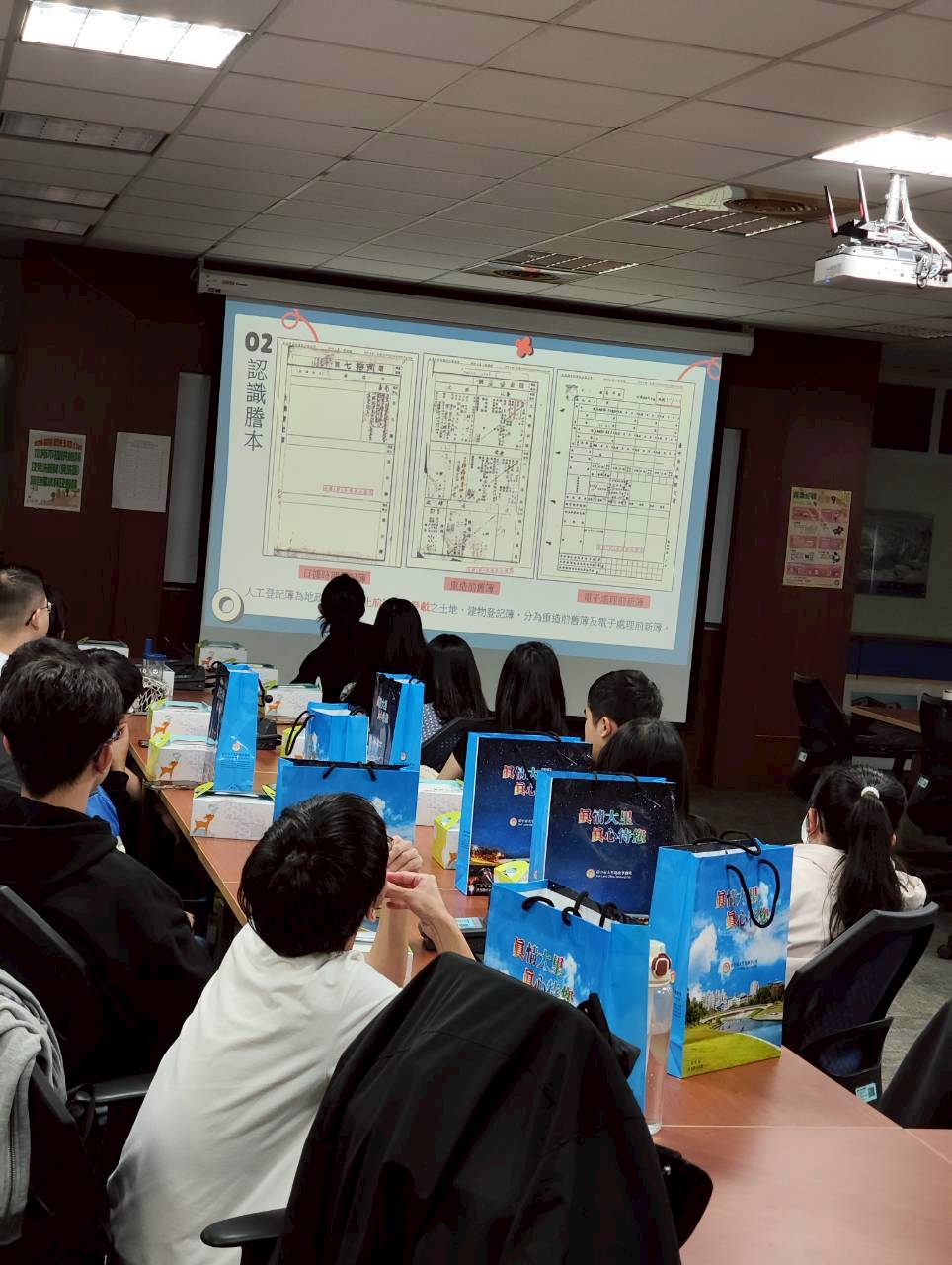 理論結合實務! 中市地政局促進公學交流 亞洲大學財法系師生參訪大里地政所 理論結合實務! 中市地政局促進公學交流 亞洲大學財法系師生參訪大里地政所