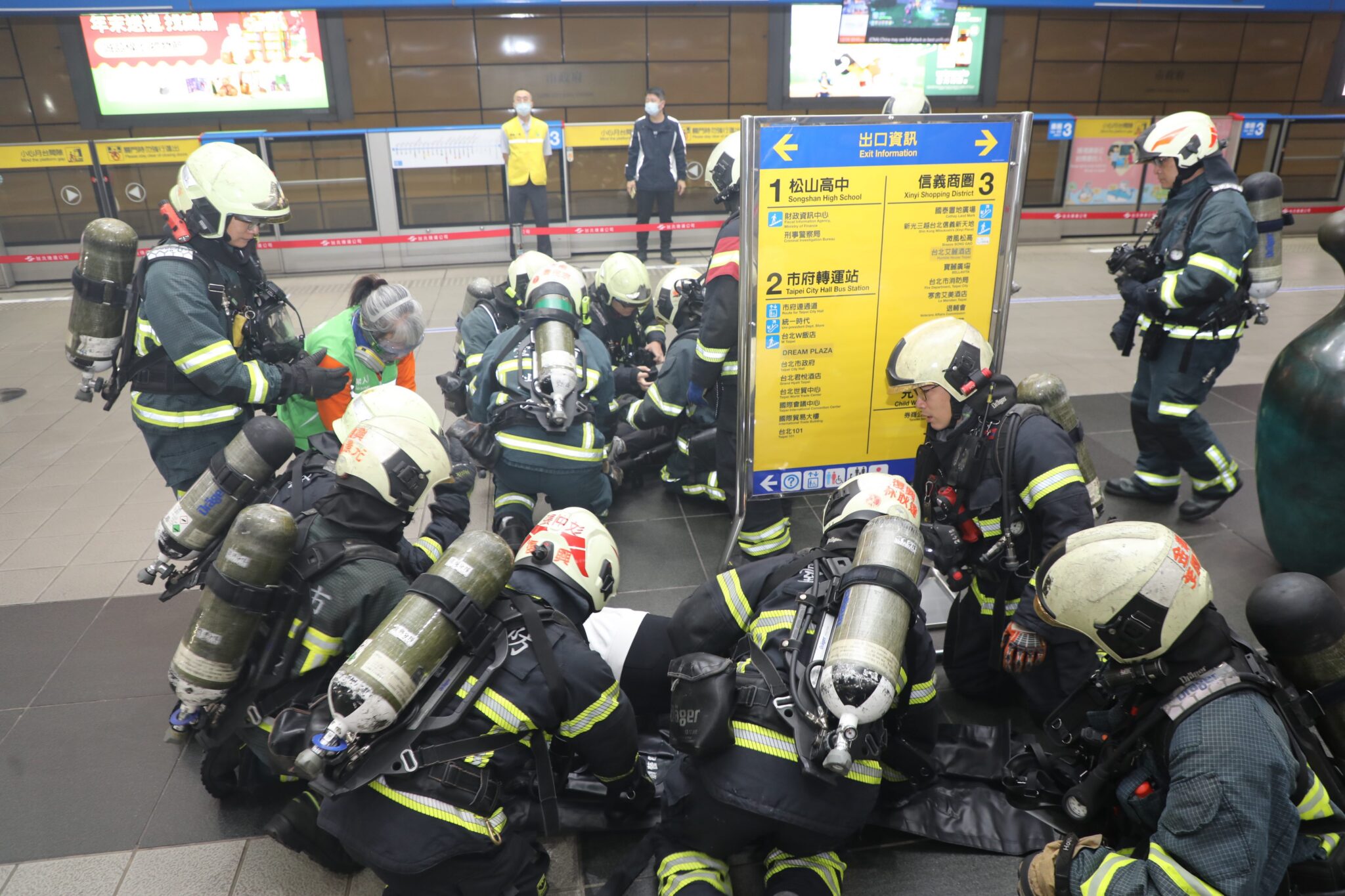 捷運市政府站、轉運站遭模擬恐攻 北市跨單位演練追蹤追捕機制 捷運市政府站、轉運站遭模擬恐攻 北市跨單位演練追蹤追捕機制