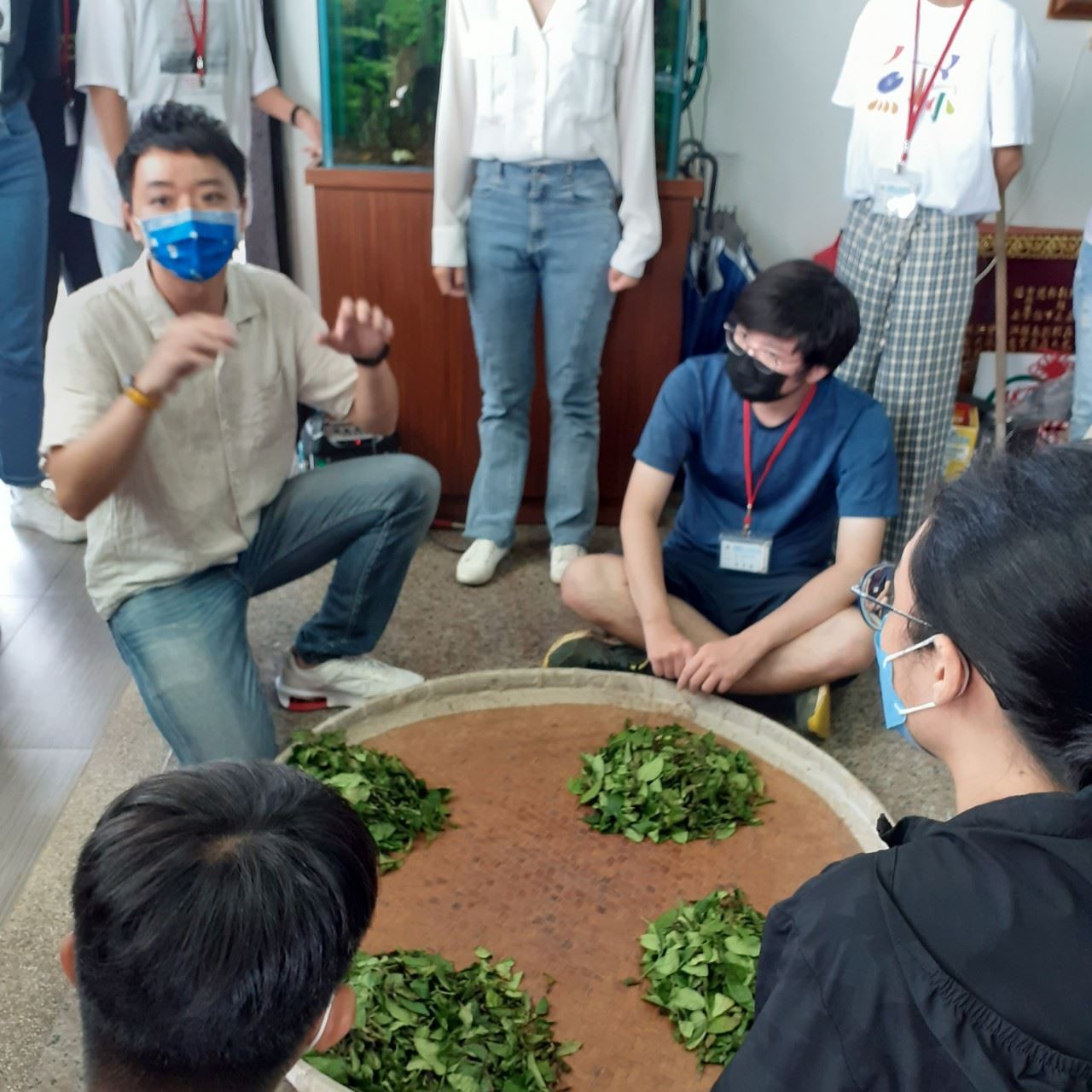 嘉義縣政府帶著青年走進企業 透過「親眼看、親耳聽、現場問」 幫助青年認識職場樣貌 為踏入社會做好準備 嘉義縣政府帶著青年走進企業 透過「親眼看、親耳聽、現場問」 幫助青年認識職場樣貌 為踏入社會做好準備