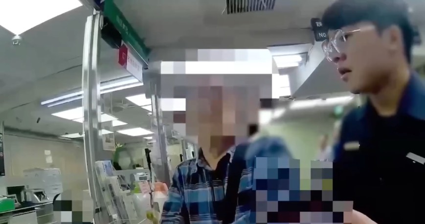 假裝修真詐騙!萬華分局員警阻詐40萬元 員警了解狀況並向民眾解釋有異樣之處。