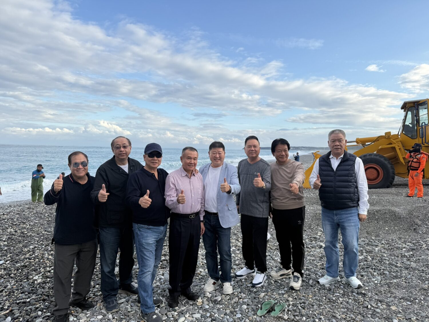 「第 18 屆全國副議長聯誼會」首日行程圓滿 張峻任東道主展現花蓮山海觀光魅力 副議長們在七星潭欣賞海天一色的景致,實地感受花蓮東海岸的自然魅力。(圖/記者 趙靜姸翻攝)