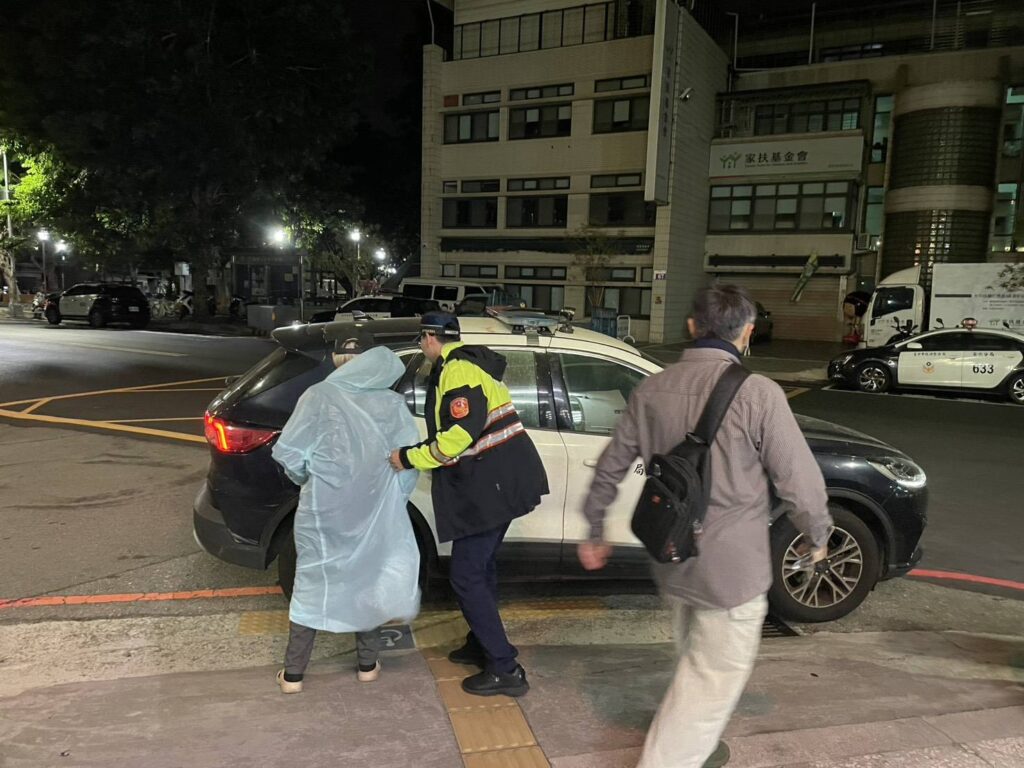 寒流夜七旬翁三度走失 暖警一句「沒事啦」陪他平安回家 寒流夜七旬翁三度走失 暖警一句「沒事啦」陪他平安回家