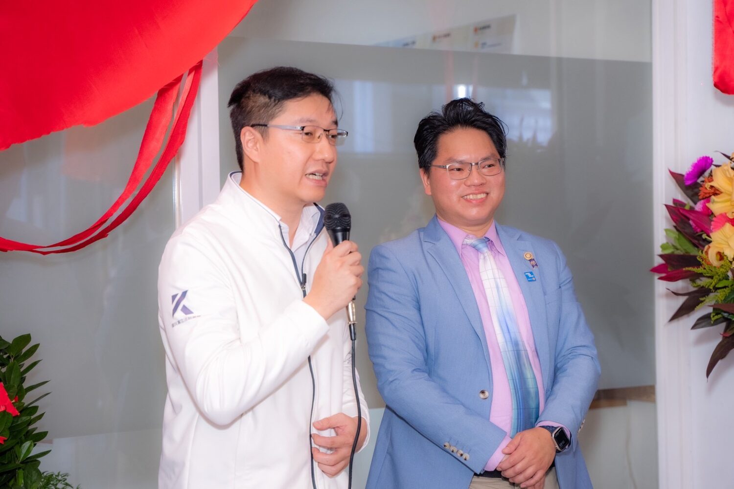 迎戰超高齡社會!「居家安全達人」打造防跌又有設計感的樂齡居家 立法委員張智倫(左)蒞臨現場向「居家安全達人股份有限公司」執行長林道然(右)表示祝賀,並說明政府最新的「老宅延壽機能復新計畫」,三年投入50億元、最高補助960萬元。(圖/記者 趙靜姸翻攝)