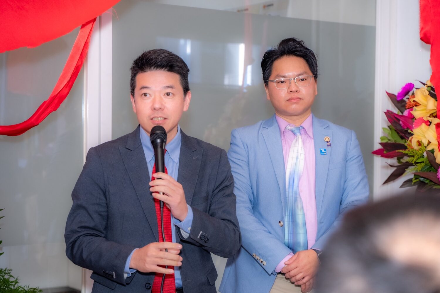 迎戰超高齡社會!「居家安全達人」打造防跌又有設計感的樂齡居家 BNI 新北西A區執行董事周令璿(左)表示居家生活館透過合作取代競爭,相信在「居家安全達人股份有限公司」執行長林道然(右)的帶領下,打造成新藍海市場的示範店。(圖/記者 趙靜姸翻攝)