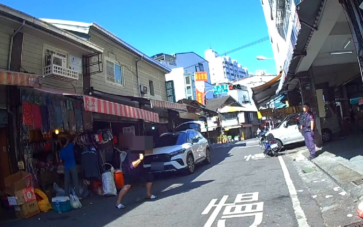 「酒醉男失控」闖市場嚇壞民眾 警果斷出手化解危機 「酒醉男失控」闖市場嚇壞民眾 警果斷出手化解危機