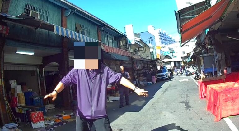 「酒醉男失控」闖市場嚇壞民眾 警果斷出手化解危機