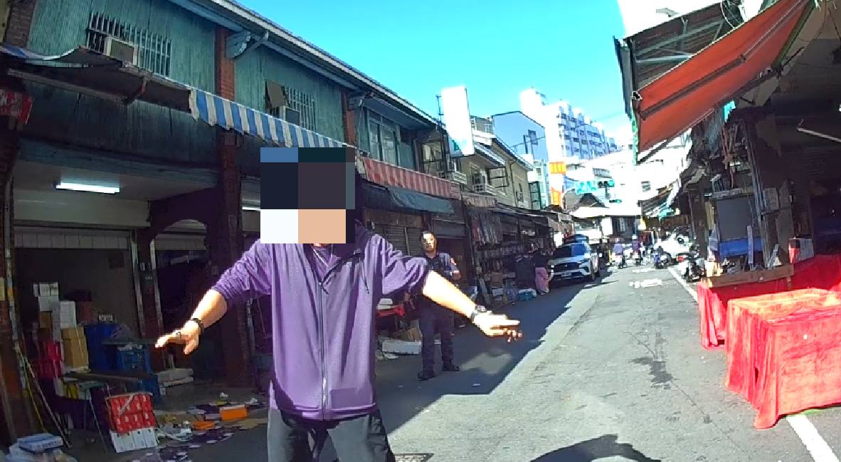 「酒醉男失控」闖市場嚇壞民眾 警果斷出手化解危機 「酒醉男失控」闖市場嚇壞民眾 警果斷出手化解危機