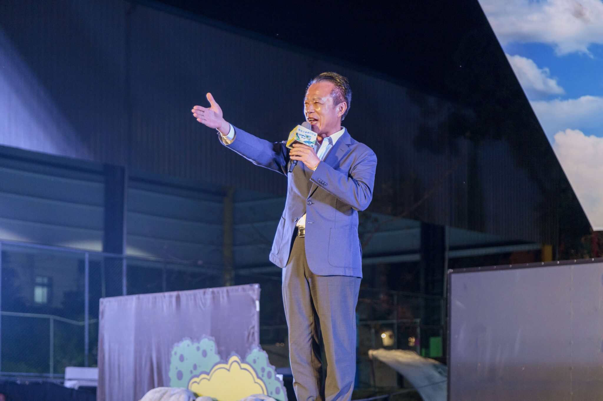 紙風車藝術卡車開進竹崎 歌仔戲演出逗樂全場 紙風車藝術卡車開進竹崎 歌仔戲演出逗樂全場