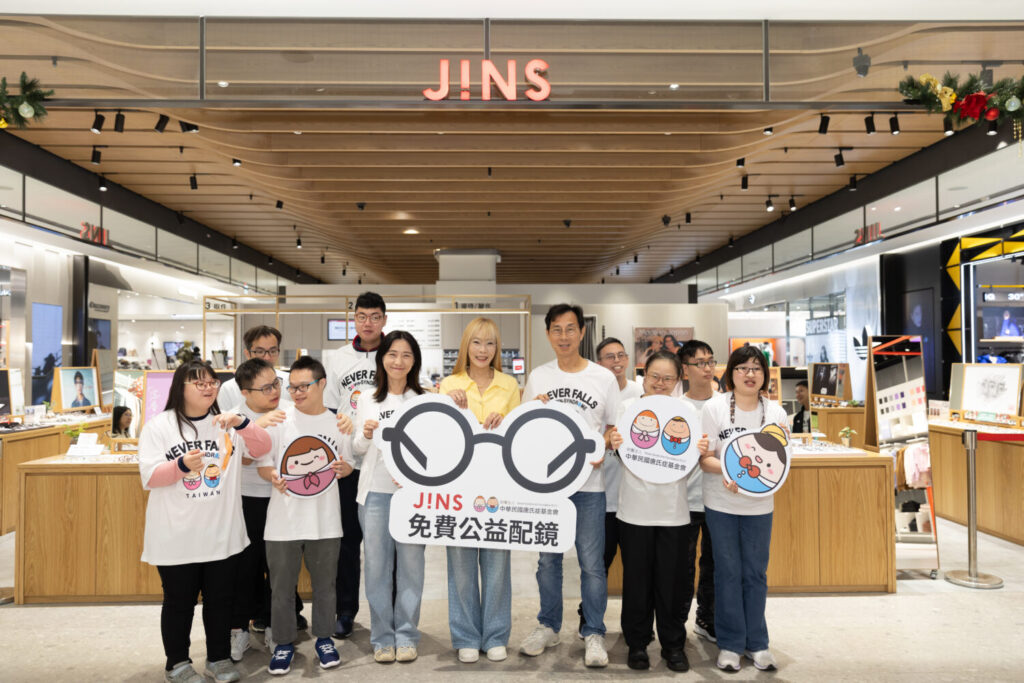 日本眼鏡品牌 JINS 化身聖誕老人 「公益配鏡」溫暖唐氏症青年 挑選喜歡的鏡框,唐氏症青年臉上露出如同拆開禮物般的開心笑容。(圖/主辦單位提供)