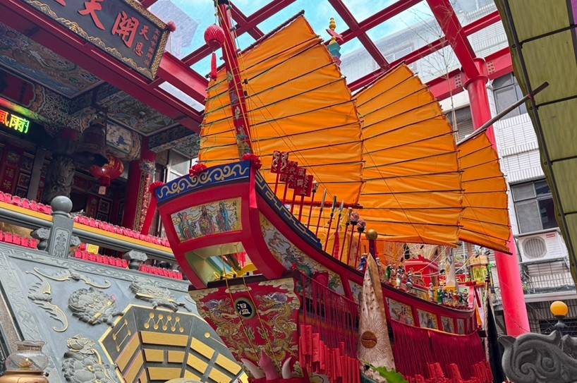 「傳統王船工藝」落腳宜蘭 宗教文化活動陸續登場 蘭陽第一艘王船亮相,象徵地方祈福與文化傳承。(圖/宜蘭八重山西關廟提供)