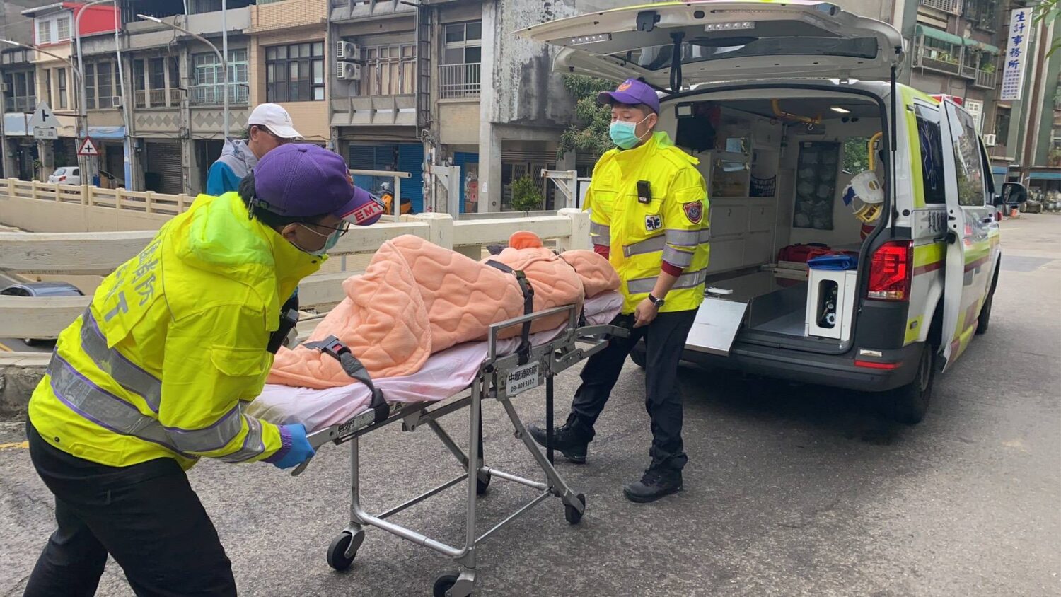 街友倒臥地下道 中壢警、社工合作即時援助 街友倒臥地下道 中壢警、社工合作即時援助