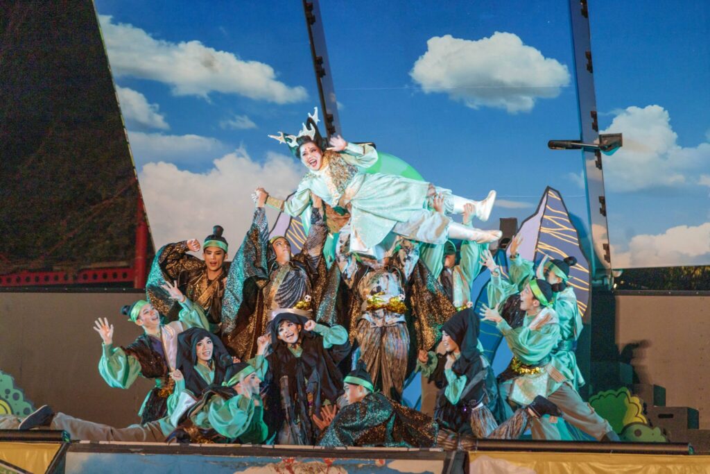 紙風車藝術卡車開進竹崎 歌仔戲演出逗樂全場 紙風車藝術卡車開進竹崎 歌仔戲演出逗樂全場