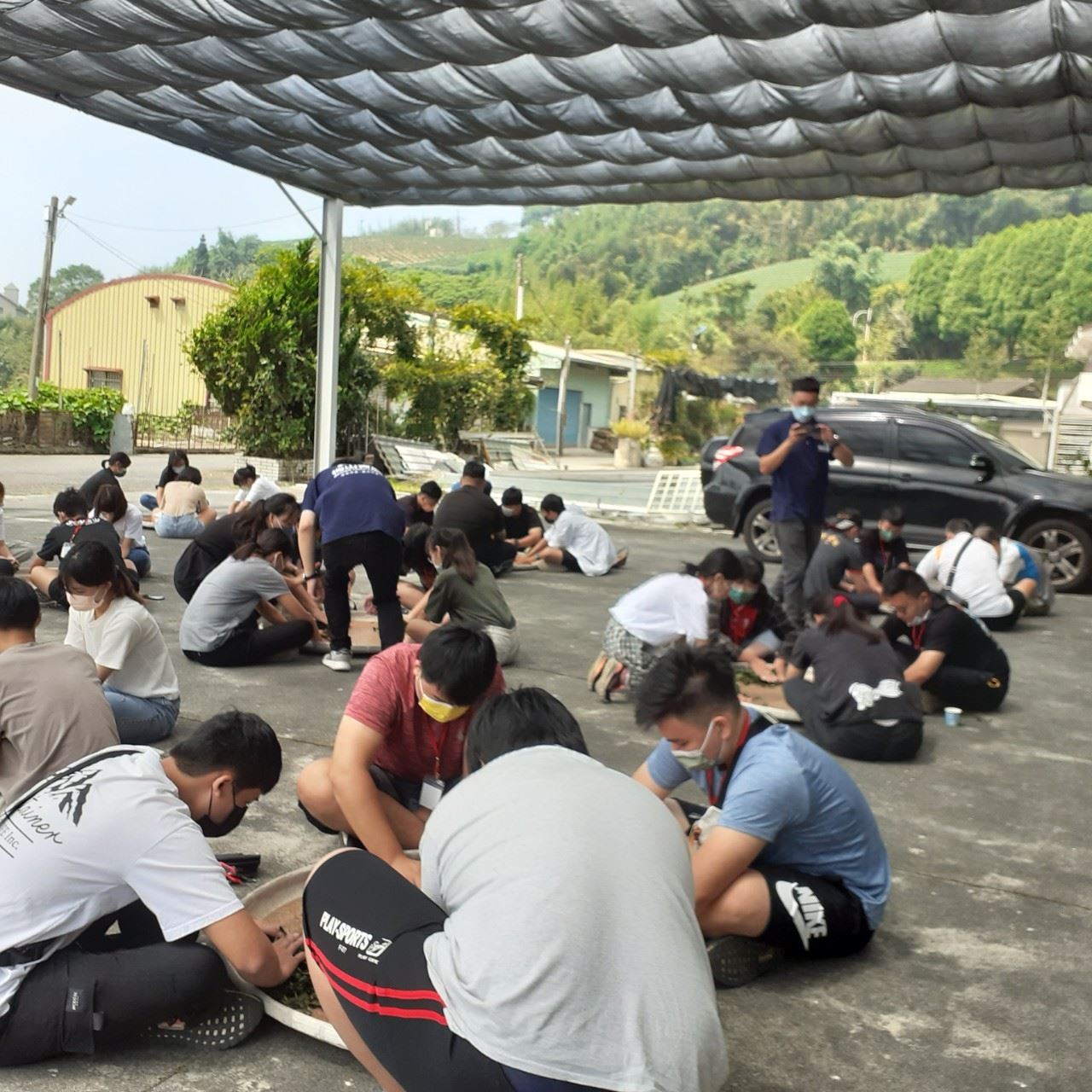 嘉義縣政府帶著青年走進企業 透過「親眼看、親耳聽、現場問」 幫助青年認識職場樣貌 為踏入社會做好準備 嘉義縣政府帶著青年走進企業 透過「親眼看、親耳聽、現場問」 幫助青年認識職場樣貌 為踏入社會做好準備