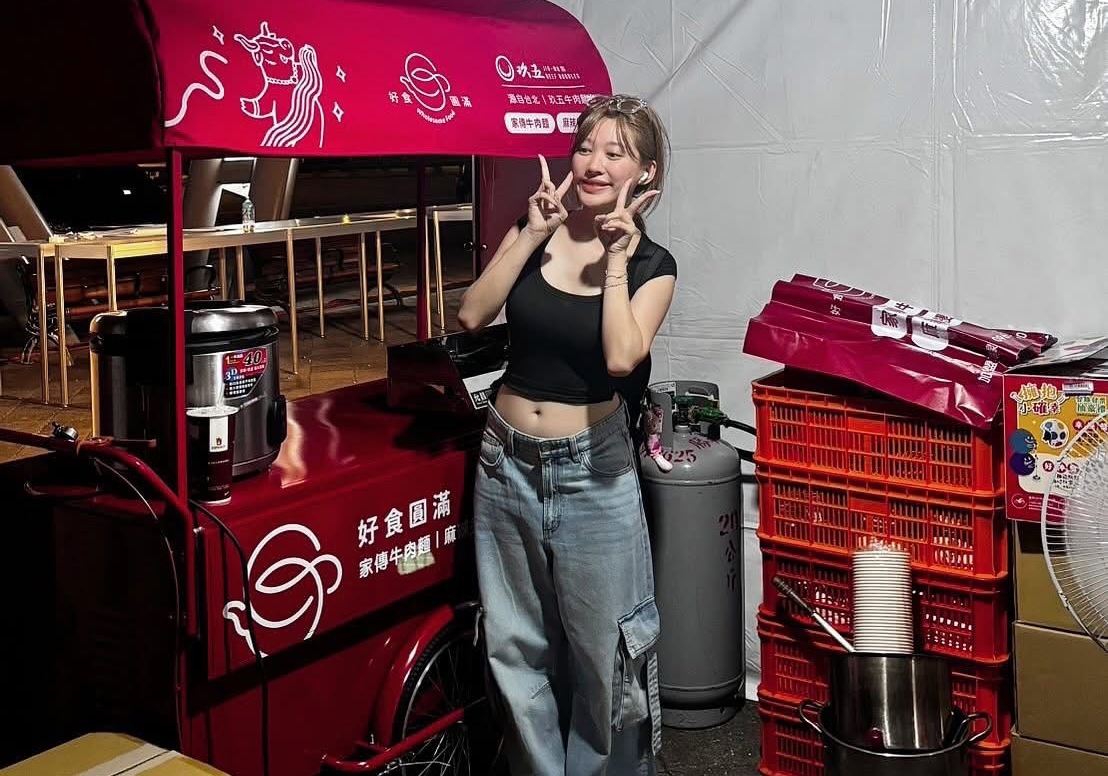 網紅琳賽阿姨親自坐鎮!「好食圓滿」西門店華麗轉型「時尚牛肉麵」迎戰寒冬 網紅琳賽阿姨親自坐鎮!「好食圓滿」紅琳賽。(圖/好食圓滿 提供)