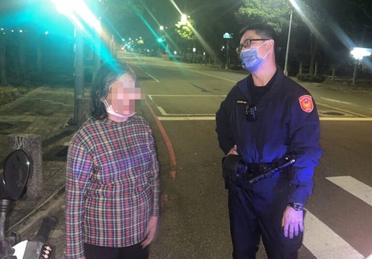 超商如廁後離奇失蹤 警深夜展開「協尋行動」助老婦返家