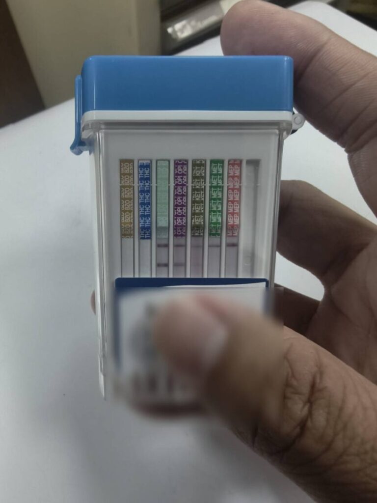 闖紅燈行跡可疑 大雅警運用「毒品唾液快篩」即時揪出毒駕騎士 大雅警分局員警運用毒品唾液快篩檢測重機騎士是否涉毒,強化毒駕取締成效。(圖/記者林家嘉翻攝)