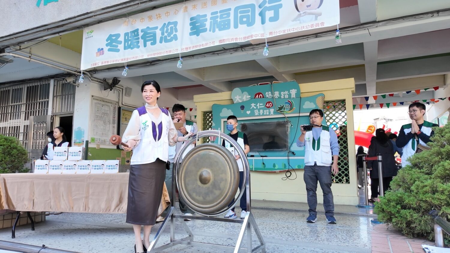 南台中家扶愛心市集暖心登場 邀全民敲鑼送暖助弱勢過冬 南台中家扶愛心市集暖心登場 邀全民敲鑼送暖助弱勢過冬