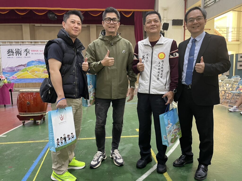 「後壁高中藝術季」千人湧入 共賞三千餘件創作盛宴 美工科校友(圖左起)、後壁高中美工科校友網紅張譯(嘴哥)、美工科校友會吳茂盛理事長和黃彥鳴校長,共同為藝術創作與教育成果喝采。(圖/記者林家嘉翻攝)