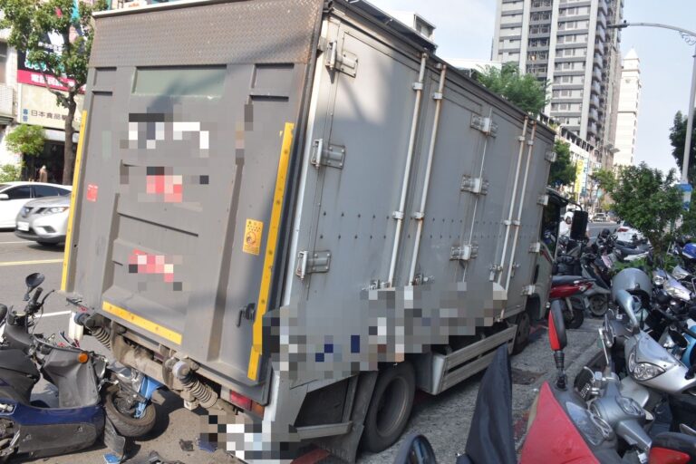 高雄巡佐查案　路口自撞違停貨車亡