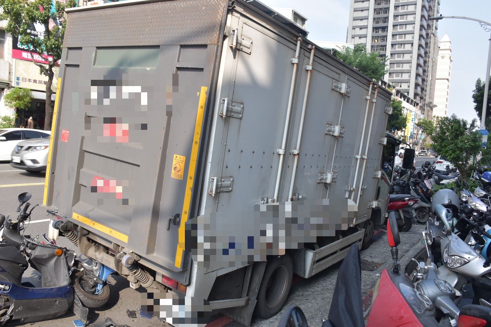 高雄巡佐查案 路口自撞違停貨車亡 張姓巡佐撞違停貨車身亡。翻攝畫面